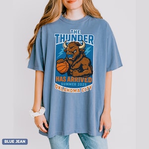 Camiseta Bold Bison Mascot Comfort Colors®, camiseta con mensaje de verano 2025, camiseta gráfica inspirada en Oklahoma City, camiseta con un potente toque deportivo