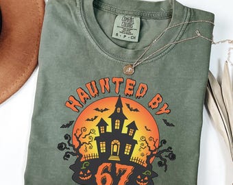 Camiseta "Haunted by 6 7 Halloween Comfort Colors®", camiseta con meme espeluznante, frase divertida viral de TikTok, chiste fantasmal de internet, camiseta de tendencia aterradora Six Seven