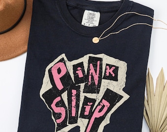 Camiseta Pink Slip Comfort Colors®, camiseta Freakier Friday, camiseta con gráfico de banda inspirada, camiseta retro de banda, merchandising de películas Y2K, camiseta vintage extragrande