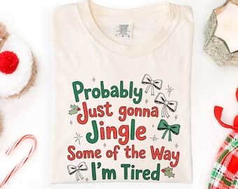 Camiseta Comfort Colors® com música de Natal, provavelmente vai tocar um pouco do jeito que estou cansado, camiseta de Natal engraçada para o feriado