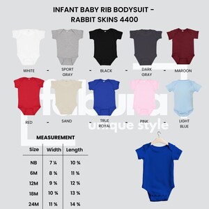 Pode incluir: Bodysuits de beb&eacute; canelados em v&aacute;rias cores, incluindo branco, cinza, preto e azul. A imagem apresenta uma tabela de tamanhos com medidas em polegadas. O texto diz "INFANT BABY RIB BODYSUIT - RABBIT SKINS 4400".