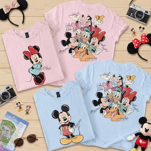 Camiseta retrô personalizada com as assinaturas do Mickey e seus amigos em ambos os lados, camiseta mágica, camiseta de férias na Disney 2026, camiseta da Disneyworld, camiseta clássica da Disney imagem 1