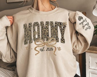 Anpassad leopardmommy-tröja med barnnamn på ärmen, personlig mammatröja, mors dag-present till mamma, Mommy Est 2026-tröja