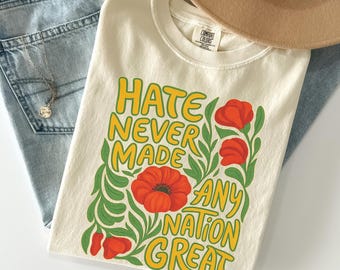 Camiseta con estampado floral, política y anti-Trump, Comfort Colors®. El odio nunca hizo grande a ninguna nación. Camiseta con mensaje político feminista. Camiseta con estampado floral.