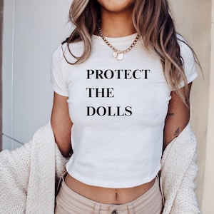 Protect The Dolls Y2K Style Baby Tee, estetyczna koszulka z lat 90., koszulka z równością płci, koszulka Trans Pride Baby Tee, koszulka feministyczna aktywistka praw człowieka