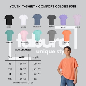 K&ouml;nnte beinhalten: Ein Jugend-T-Shirt in Melonfarbe wird gezeigt. Das Bild zeigt eine Gr&ouml;&szlig;entabelle mit Ma&szlig;en in Zoll und eine Farbtabelle mit verschiedenen Farben wie Schwarz, Wei&szlig;, Blue Jean und Orchidee. Der Text lautet "YOUTH T-SHIRT - COMFORT COLORS 9018".