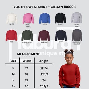 Puede incluir: Una sudadera juvenil en varios colores, incluyendo blanco, rosa, azul real y negro. La imagen muestra una tabla de tallas con medidas en cm (S: 43 cm de ancho, 54 cm de largo) y el texto "YOUTH SWEATSHIRT - GILDAN 18000B".