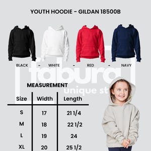Puede incluir: Sudaderas con capucha juveniles en negro, blanco, rojo y azul marino. La imagen incluye una tabla de tallas con medidas en cm para ancho y largo. El texto de la imagen dice "YOUTH HOODIE - GILDAN 18500B".