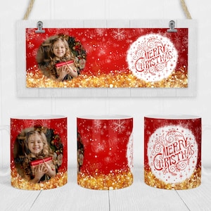 Könnte beinhalten: Drei weiße Keramikbecher mit weihnachtlichem Design. Die Becher haben einen roten Hintergrund mit Schneeflocken und goldenem Glitzer. Ein Becher zeigt ein Foto eines Mädchens mit einem Geschenk, ein anderer sagt "Merry Christmas."