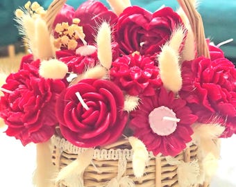Korb mit natürlichen roten Rosenkerzen, mit Liebe und Professionalität hergestellt. Ideales Geschenk zum Muttertag, für die Frau, zur Hochzeit