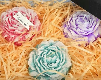 Eine elegante Schachtel mit handgefertigten Rosenkerzen, perfekt als romantisches Geschenk oder als Geburtstagsdekoration zum Muttertag