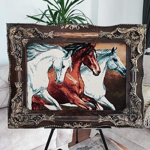Running Horses Tapestry Wall Art – Framed Woven Rug, Rustic Western Home Decor, Horse Lover Gift, 88x67 cm (34.6&quot;x26.3&quot;)