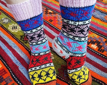 Einzigartige handgemachte Wollsocken - Bunt gestrickt, weich und flexibel, perfekte Geschenkidee