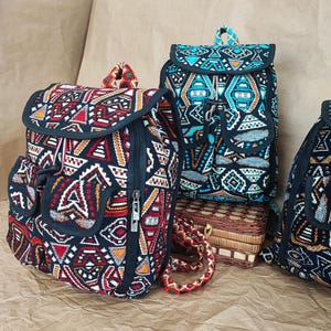 鮮やかなボヘミアンキリム柄のバックパック（エスニック柄） - 手作りミディアムサイズリュックサック