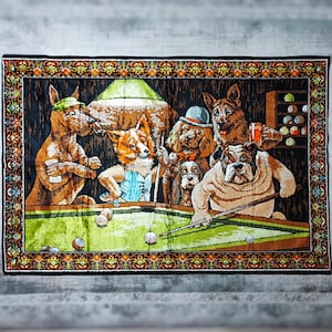 Puede incluir: Tapiz rectangular que presenta una escena humorística de perros jugando al billar en un bar. Los perros son antropomórficos, llevan sombreros y sostienen tacos y bebidas. La paleta de colores incluye marrones, verdes y un borde decorativo.