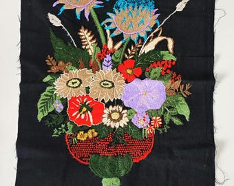 Timeless Elegance: Floral Needlework Wall Art – 70s Retro Style (76x49 cm / 29.9x19.3 in)