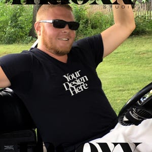 ECHT gefotografeerd mock-upmodel mannelijk INSTANT DOWNLOAD T-shirt met print op voorkant Kleur zwart Buitenshuis Golfkar - No Ai - Country Club-mockup