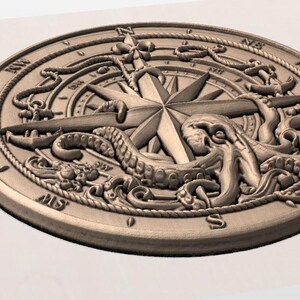 Puede incluir: Un dise&ntilde;o detallado de rosa de los vientos en color bronce. El emblema circular presenta una estrella central, elementos n&aacute;uticos como anclas y cuerdas, y un pulpo. Los puntos cardinales est&aacute;n marcados alrededor del borde.