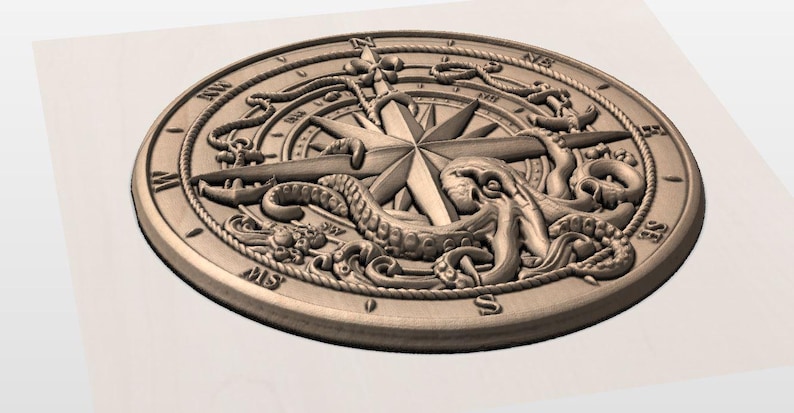 Puede incluir: Un dise&ntilde;o detallado de rosa de los vientos en color bronce. El emblema circular presenta una estrella central, elementos n&aacute;uticos como anclas y cuerdas, y un pulpo. Los puntos cardinales est&aacute;n marcados alrededor del borde.