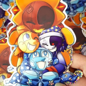 Puede incluir: Un conjunto de cuatro pegatinas de personajes de dibujos animados que representan un sol, un personaje amarillo, un personaje azul y un personaje morado. Los personajes llevan todos pijamas y tienen estrellas. Las pegatinas son holográficas y tienen un acabado brillante.