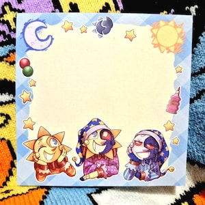 Puede incluir: Un bloc de notas cuadrado con un borde a cuadros azul claro y blanco. El bloc de notas presenta ilustraciones de un sol, una luna y estrellas. Los personajes del sol y la luna están sonriendo. Hay una ilustración de una botella rosa en la esquina.