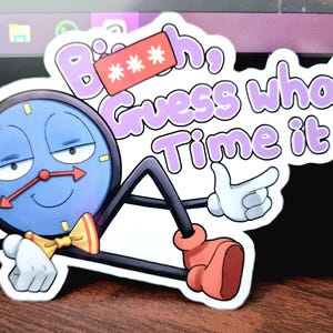 Może przedstawiać: Niebieska postać zegara z muszką i czerwonymi i żółtymi wskazówkami, leżąca na plecach z jedną ręką wskazującą na bok. Tekst "B***h, Guess what Time it is" jest napisany na fioletowym tle na białym tle.