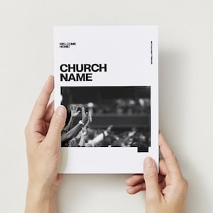 Op de afbeelding: Een witte flyer met de tekst "WELCOME HOME!" en "CHURCH NAME" in vette zwarte letters. De flyer bevat een zwart-witfoto van opgeheven handen. De flyer wordt door twee handen vastgehouden.