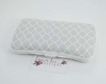 Estuche de toallita de viaje Quatrefoil gris y blanco, estuche de toallita de moda, regalo de baby shower de género neutro, soporte de toallita de pañal de celosía, personalizado