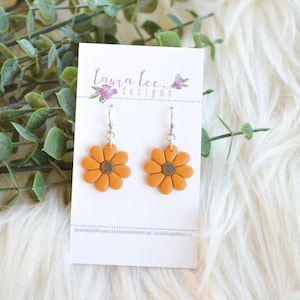 Pendientes de flor amarilla mostaza, pendientes de arcilla de margarita amarilla, pendientes de verano, pendientes ligeros de moda, pendientes colgantes, pendientes hechos a mano