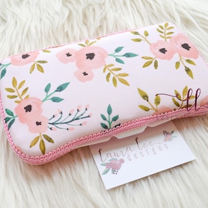 Estuche de toallitas húmedas de viaje para bebé, Estuche de toallitas de viaje floral de acuarela rosa coral, Estuche de toallitas húmedas floral rosa, Regalo de baby shower, Soporte para toallitas húmedas