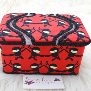 Caja de toallitas de guardería, Ninjas en caja de toallitas de bebé de guardería roja, regalo de baby shower, caja de toallitas de pañales, regalo de niño, bañera de toallita grande, regalo de baby shower