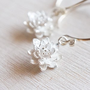 Örhängen i sterlingsilver med lotusblomma | Smycken med näckros | Ringar | Botaniska smycken