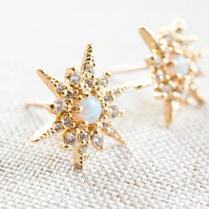 Pendientes de oro con forma de estrella de ópalo / Pendientes de ópalo celestial / Joyería con la piedra natal de octubre / Delicados pendientes de oro