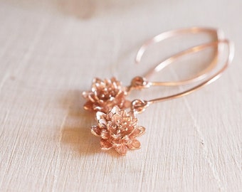 Roségouden lotusoorbellen | Roségouden vermeil waterlelie sieraden | Botanische bloemoorbellen