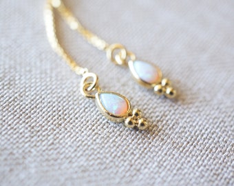 Örhängen med tråd i guld med opal | Eleganta örhängen med opal | Minimalistiska guldsmycken | Örhängen med regnbågsopal