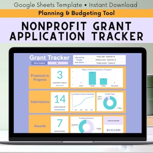 Op de afbeelding: Een laptopscherm toont een sjabloon voor een "NONPROFIT GRANT APPLICATION TRACKER". De spreadsheet toont datavisualisaties voor voorstellen, inzendingen en toekenningen. De tekst "Google Sheets Template • Instant Download" staat bovenaan.