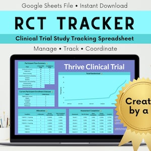 以下が含まれることがあります： 「RCT TRACKER」というタイトルの臨床試験追跡スプレッドシートが表示されたラップトップ。画面にはデータ表と折れ線グラフが表示されています。画像には「Manage • Track • Coordinate」というテキストと、「Created by a PI」と書かれた金のシールが含まれています。
