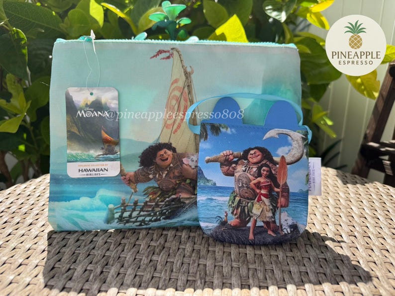 Puede incluir: Dos bolsas con tem&aacute;tica de Moana con un dise&ntilde;o tropical. Una es una bolsa rectangular azul claro con cremallera, y la otra es una bolsa redonda azul con asa. Ambas presentan personajes de la pel&iacute;cula.