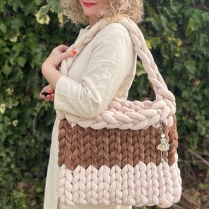 Ivoor en mokka fluweel gebreide laptop-/iPad-tas | Luxe handtas met zachte riem | Handgemaakt voor werk, school en dagelijks gebruik | Groot uniek cadeau