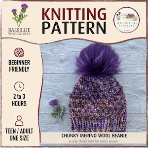 Pode incluir: Um padrão de tricô para um gorro de lã merino grossa da Balsillie Woolworks. A imagem mostra um gorro roxo com um pompom grande, um pequeno cardo de crochê e texto indicando nível iniciante, 2 a 3 horas de duração e tamanho único.