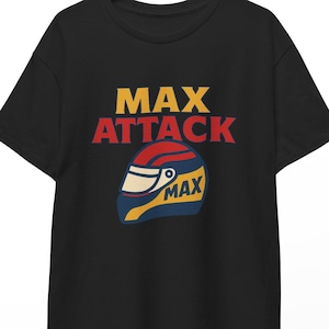 以下が含まれることがあります： 黒いTシャツ。黄色と赤のブロック文字で「MAX ATTACK」と書かれています。テキストの下には、赤、青、黄色のレーシングヘルメットのグラフィックがあり、ヘルメットには「MAX」という名前が書かれています。