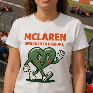 Formule 1 McLaren Merch schattige cartoon hart T-shirt McLaren geïnspireerd ontwerp leuk vrijetijdskleding cadeau voor autoliefhebbers humor, lachen F1 tshirt