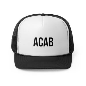 Puede incluir: Una gorra de camionero negra y blanca con una malla negra en la parte posterior. La parte delantera de la gorra tiene el texto "ACAB" en negro.