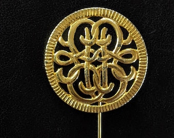 Filigranowa szpilka z medalionem, biżuteria kostiumowa w stylu vintage, przedmiot kolekcjonerski