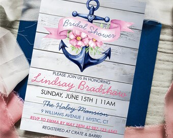Puede incluir: Una invitación a una despedida de soltera con temática náutica con un ancla azul, flores rosas y una pancarta de cinta rosa que dice "Bridal Shower". La invitación incluye el nombre de la novia, la fecha, la hora y el lugar de la despedida de soltera. También incluye la información de RSVP y la información de registro.