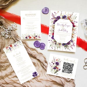 Pode incluir: Conjunto de convites de casamento com desenhos florais em roxo, vermelho e verde. O conjunto inclui um convite, um cartão RSVP, um cartão de detalhes e um cartão com um código QR. Também são mostrados selos de cera roxos, anéis e um frasco de perfume.