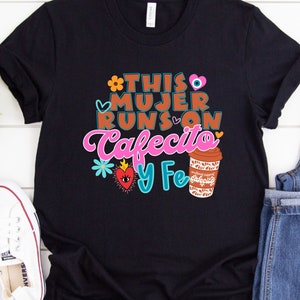 Camisa Cafecito y Fe, Camisa Evil Eye, Camisa de café latina, Pero primera camiseta Cafecito para mujer, camiseta latina divertida