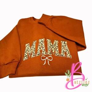 MAMA Besticktes Sweatshirt Leopardenmuster, Kuschliger Mama Pullover mit Schleife, Niedliches Mama Rundhalsausschnitt, Muttertagsgeschenk für Mama, Gepardenbedruckter Pullover