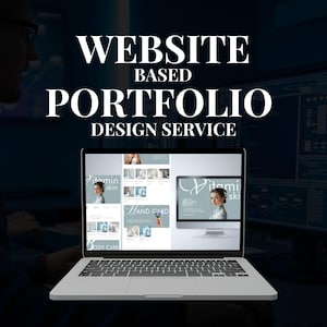 Op de afbeelding: Een laptop met een website-ontwerp portfolio met de witte tekst "WEBSITE BASED PORTFOLIO DESIGN SERVICE". Het laptopscherm toont een website-indeling met afbeeldingen en tekst. Een tweede monitor is zichtbaar op de achtergrond.