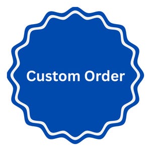 Puede incluir: Una insignia azul con forma de estrella con un contorno blanco y el texto Custom Order en una fuente sans-serif blanca centrada en el medio. El gráfico presenta un diseño de borde festoneado y un color de fondo azul sólido en toda la forma.
